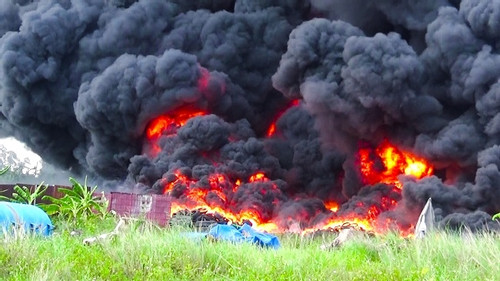 TP.HCM: Cháy xưởng lốp xe cũ hàng ngàn mét vuông, cột khói cao hàng trăm mét