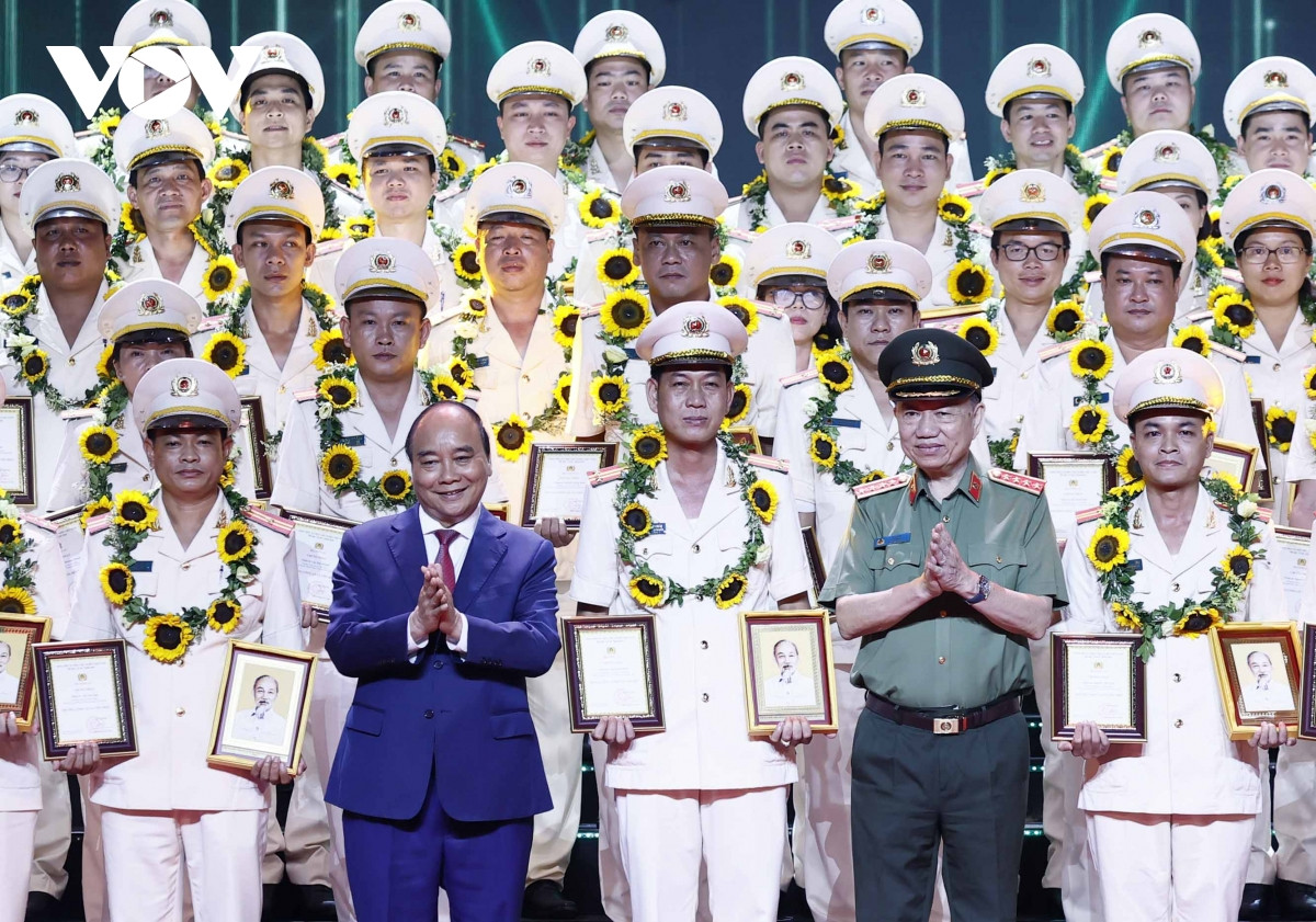 chu tich nuoc xay dung hinh anh can bo cong an xa gan gui va thuc su phuc vu nhan dan hinh anh 2