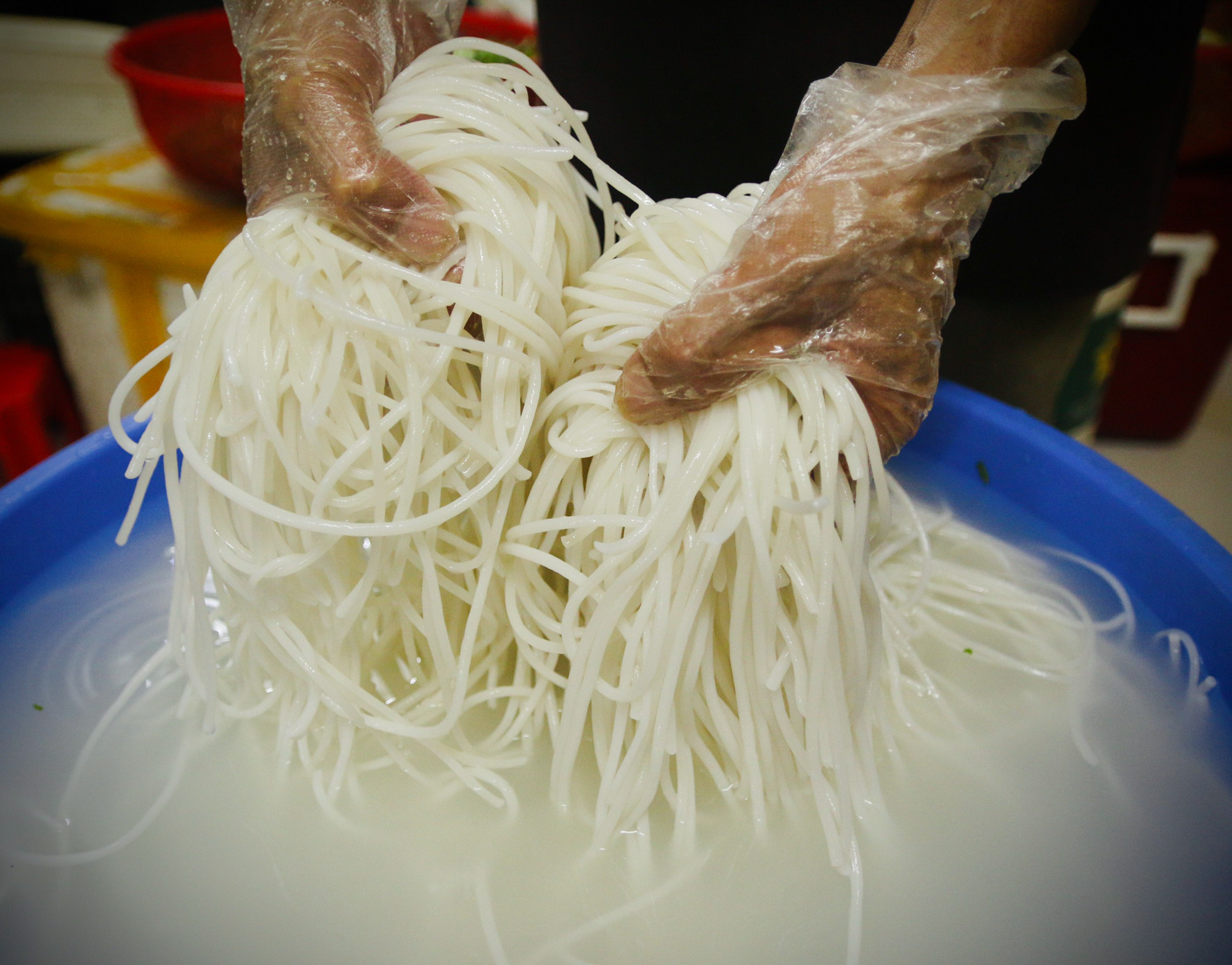 Hà Nội: Quán mì hải sản bán bằng niêu, doanh thu cả tỷ đồng mỗi tháng - Ảnh 2.