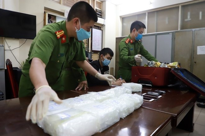 Arresting the man who brought 3 sacks of drugs to the apartment basement in Hanoi