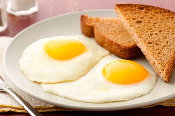 Adding eggs to breakfast helps promote heart health