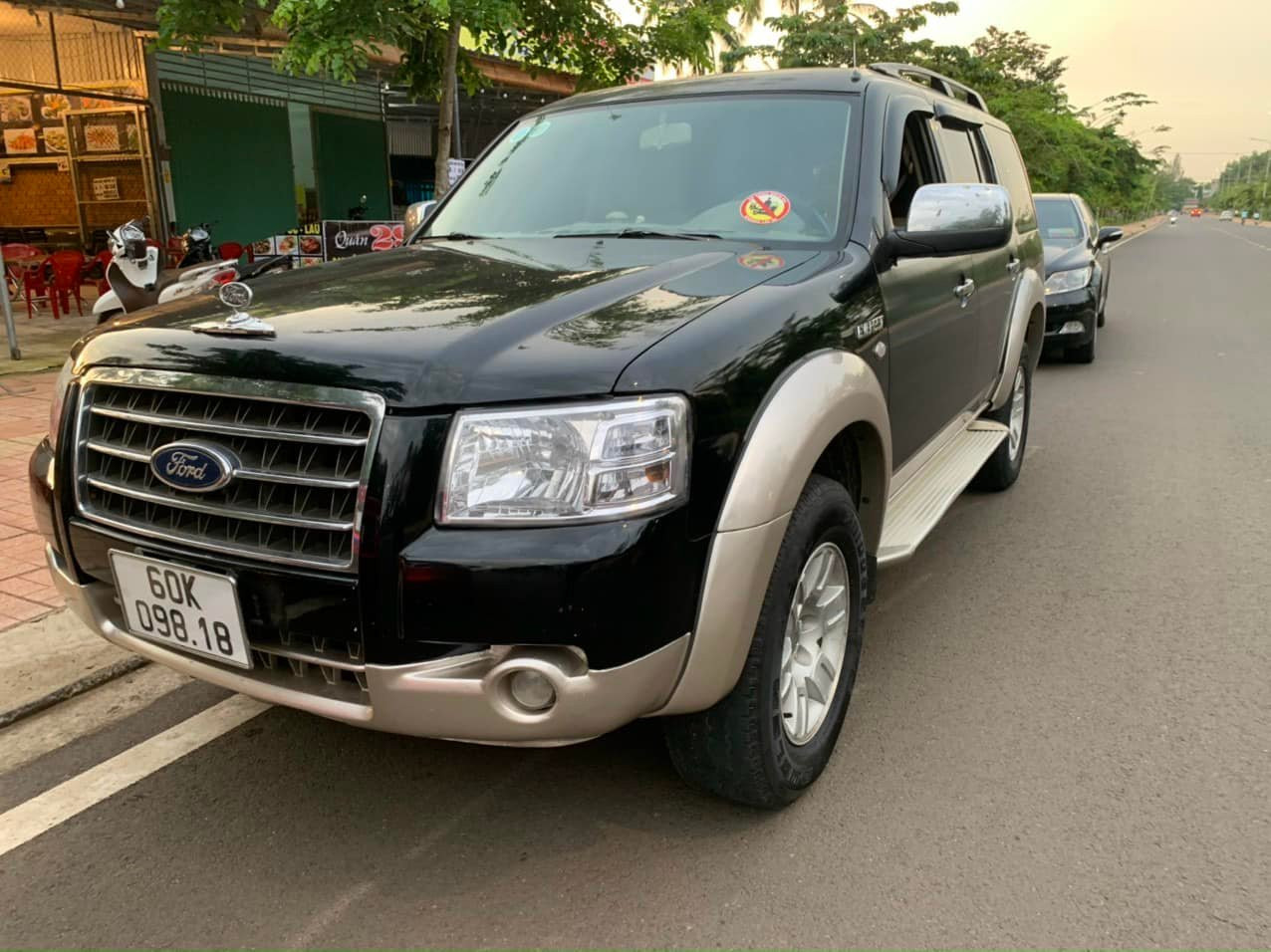 Nên mua Ford Everest máy dầu hay xăng