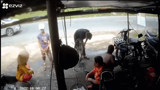 Xe ba gác lao vào tiệm sửa xe khiến một cháu bé bị thương do không kịp tránh