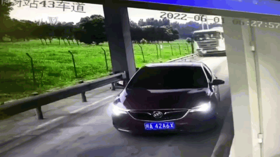 Xe trộn bê tông đâm sập trạm phu phí, ô tô con hứng trọn hậu quả