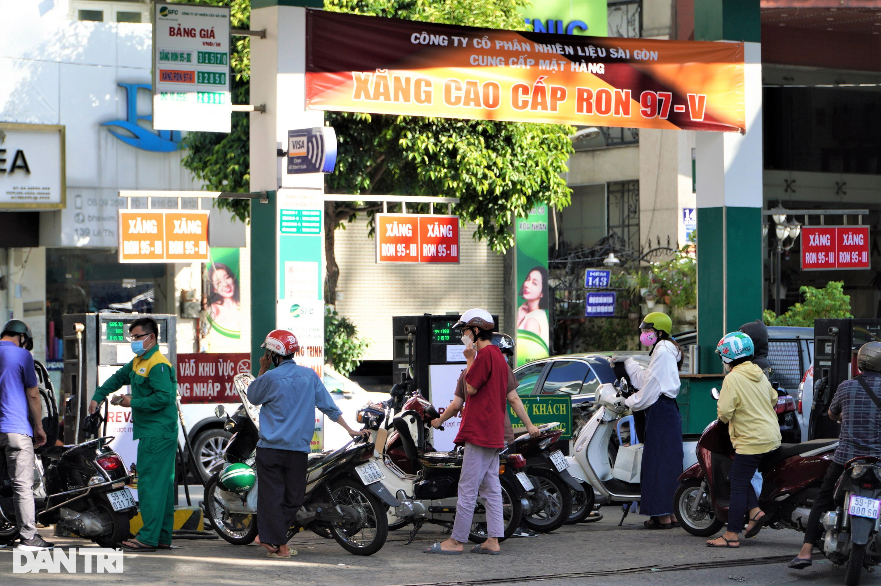 High-grade gasoline appeared nearly 33,000 VND / liter in Ho Chi Minh City, people were bored - 1