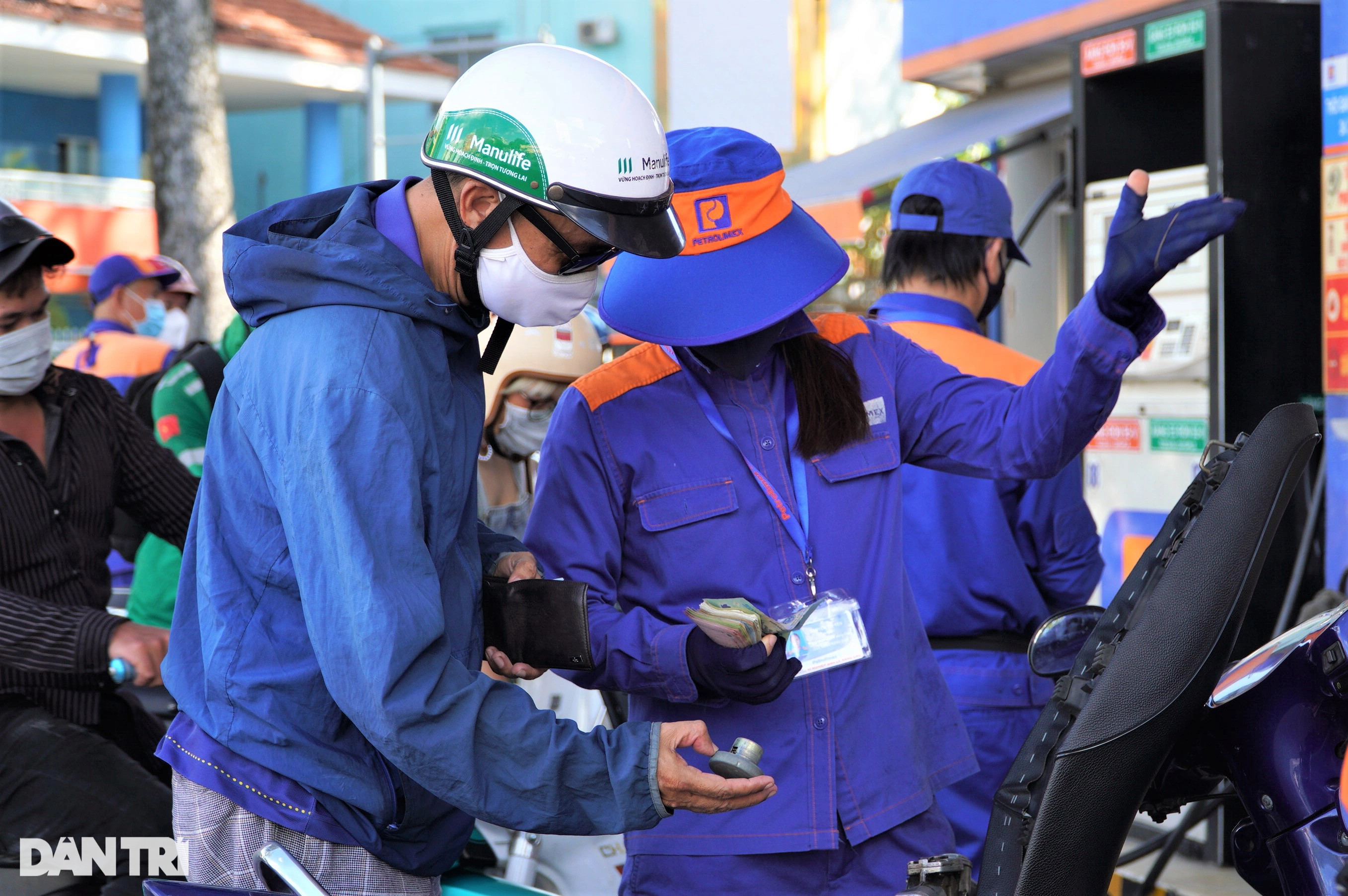 High-grade gasoline appeared nearly 33,000 VND / liter in Ho Chi Minh City, people were bored - 4