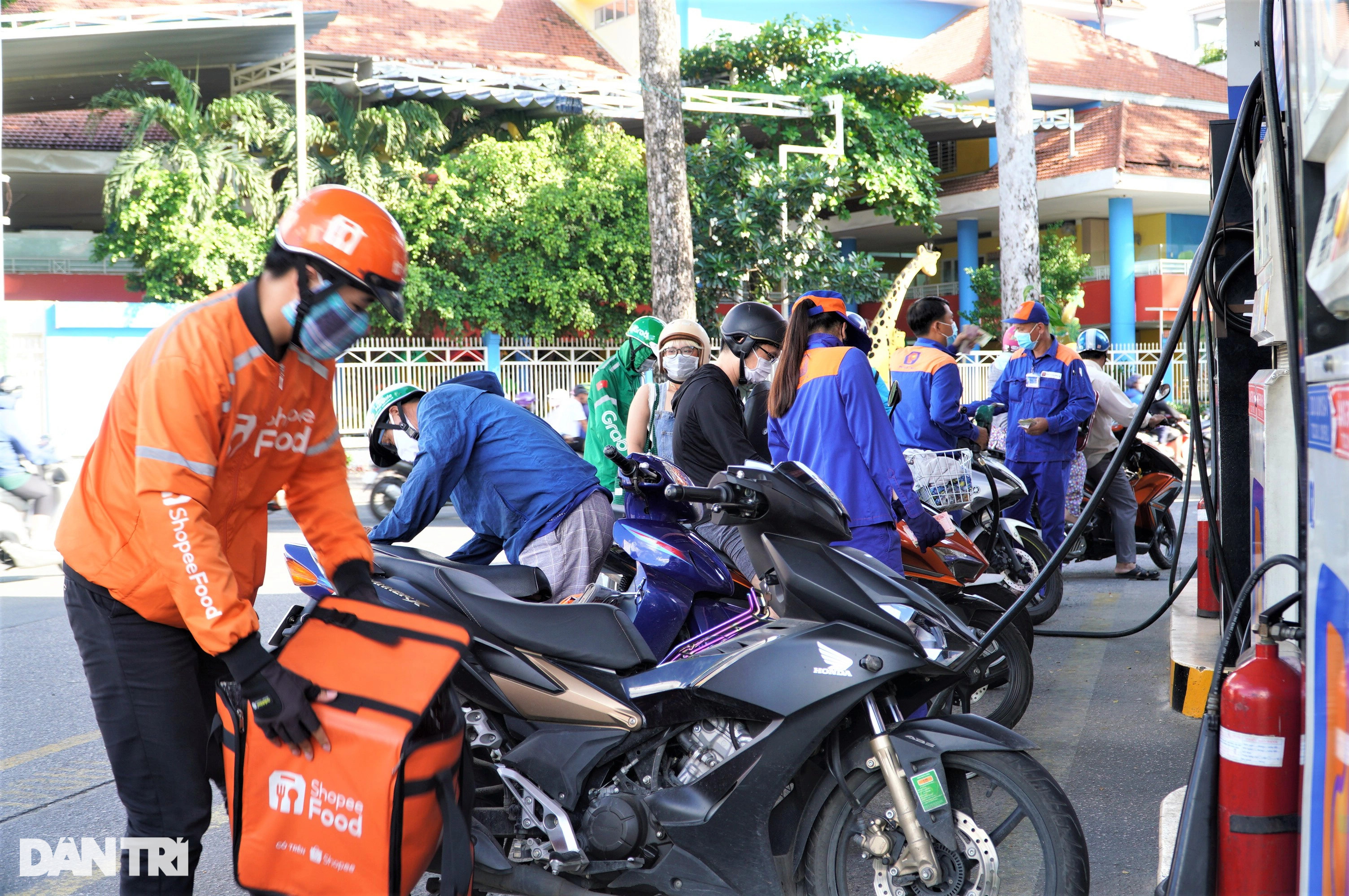 Xuất hiện xăng cao cấp gần 33.000 đồng/lít tại TPHCM, người dân ngán ngẩm - 2