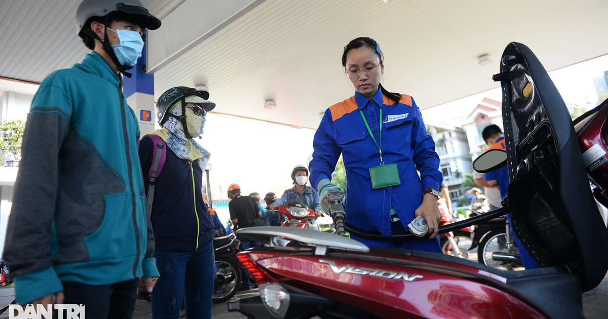 High-grade gasoline appeared nearly 33,000 VND / liter in Ho Chi Minh City, people were bored