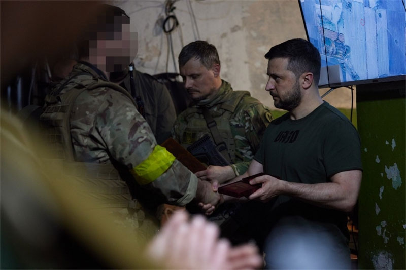 Image of the President of Ukraine visiting soldiers on the eastern front