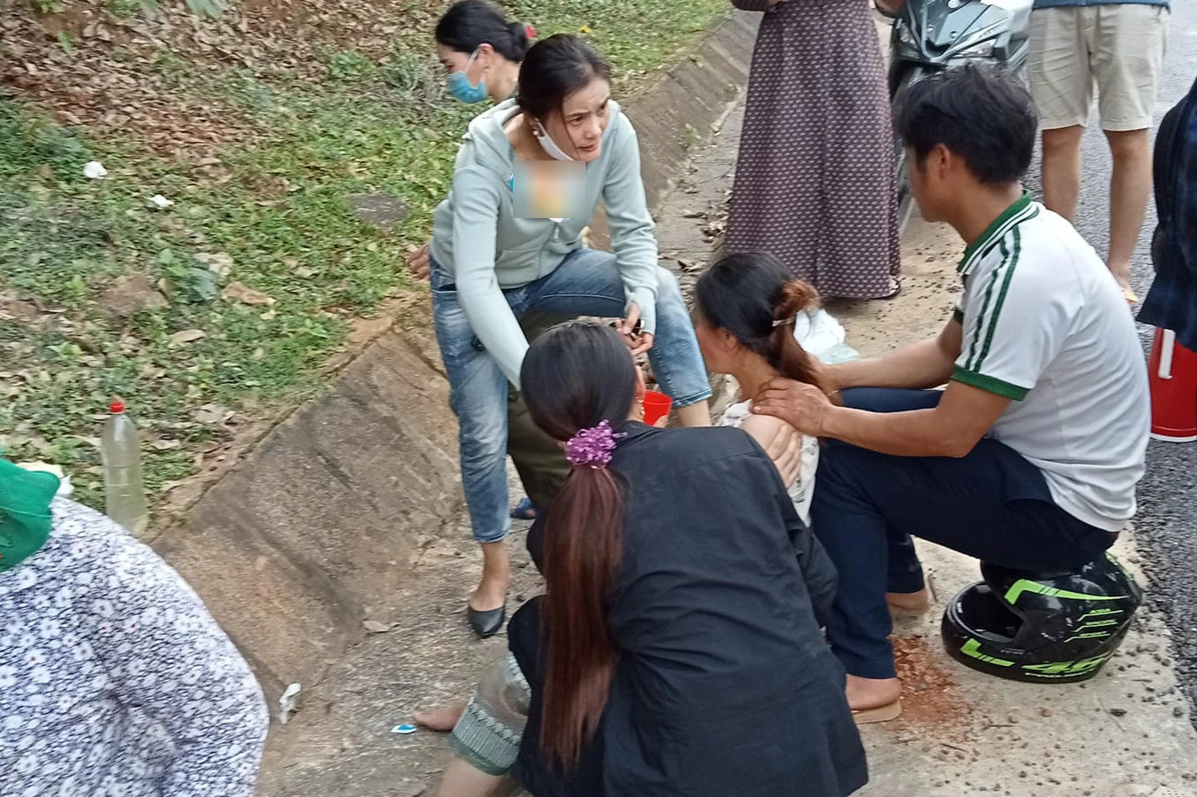 Hmong maternity husband tells about his wife's birth on the road - 1