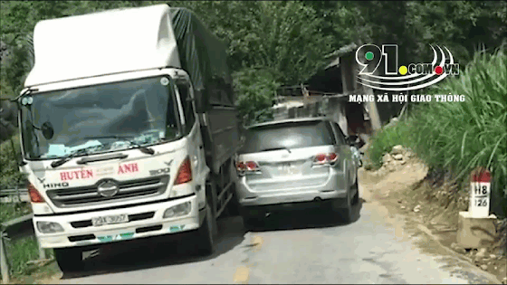 Tài xế xe ô tô 7 chỗ “cố tình” lùi trúng xe tải tại khúc cua khiến nhiều người khó hiểu