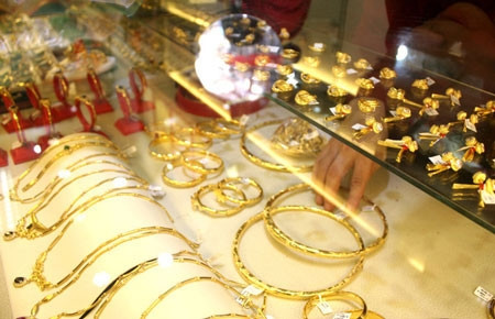 Selling pressure increased sharply, gold still fell in price
