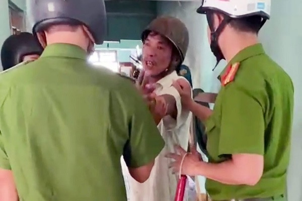 Husband slashes wife selling lottery tickets in Phu Yen for ‘calling and not answering’
