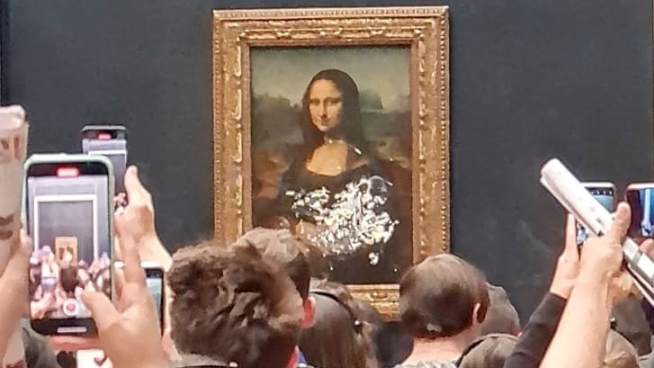 Kiệt tác Mona Lisa bị ném đầy bánh ngọt