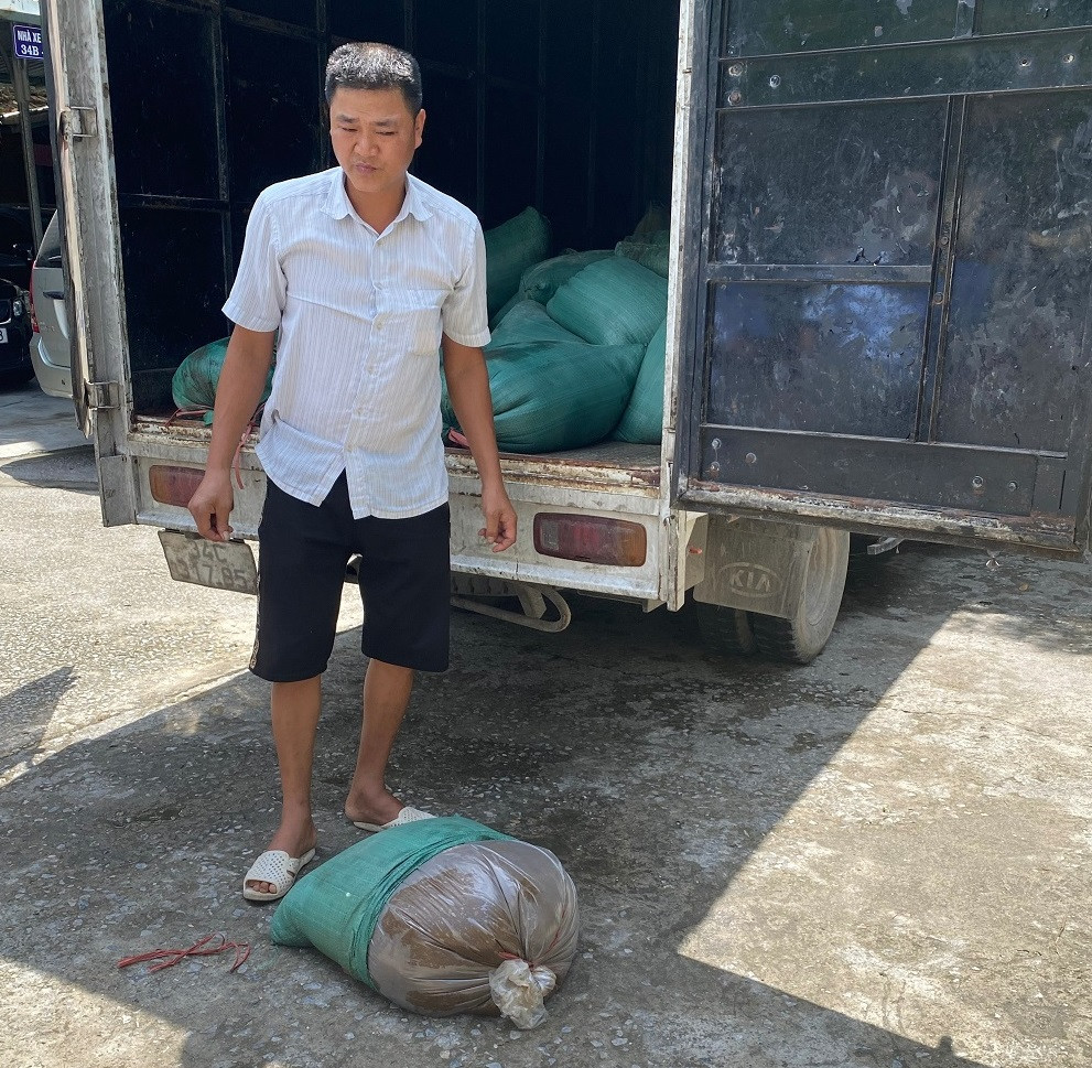 Mỡ dạng lỏng, có màu nâu đục, bốc mùi, được đựng trong các túi nilon sau đó đóng bao