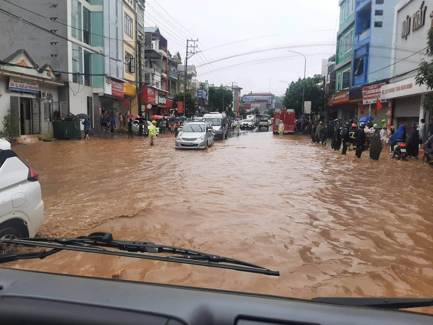 TP Sơn La ngập nặng sau mưa lớn ảnh 3