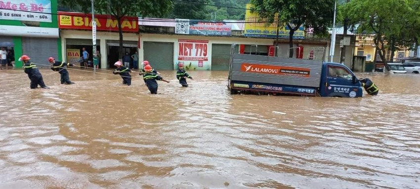 TP Sơn La ngập nặng sau mưa lớn ảnh 1