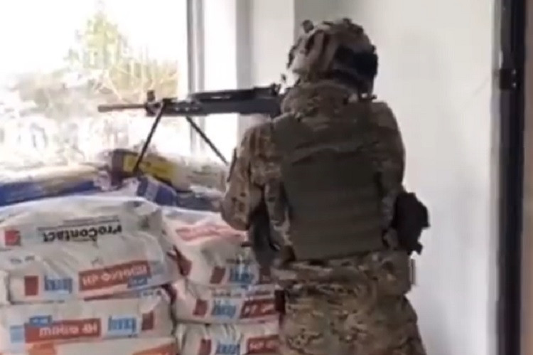 Hình ảnh lính Ukraine sử dụng súng máy 'cổ xưa' khi giao chiến
