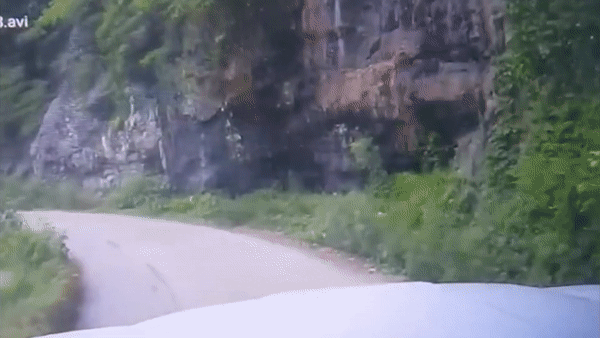 Đất đá sạt từ trên núi xuống đường, tài xế thoát nạn trong gang tấc