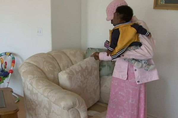 Asking for an old sofa, the woman discovered the secret under the mattress
