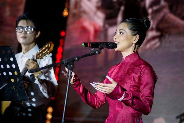 Bui Lan Huong recreates Khanh Ly, takes off her clogs and sings barefoot in front of hundreds of spectators