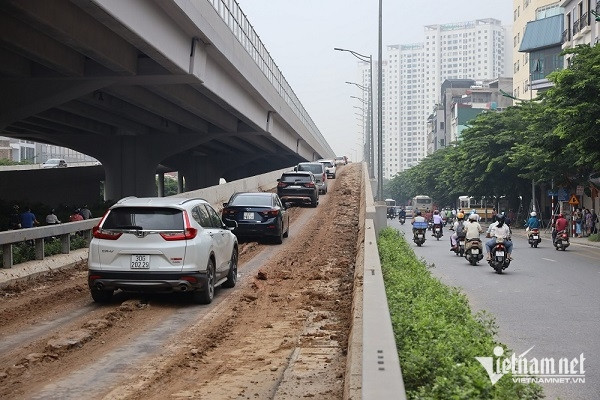 Ruộng cày giữa Hà Nội, truy tìm thủ phạm đổ bùn đất ngập đường