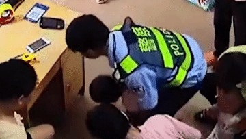 Cảnh sát phản ứng nhanh, cứu sống bé trai bị nghẹt thở vì hóc đồ chơi