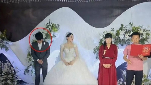 The groom bows his head during the wedding ceremony, the bride reveals the reason
