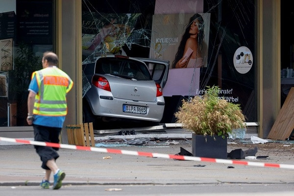 Mass car crashes in Berlin, 1 dead, dozens injured