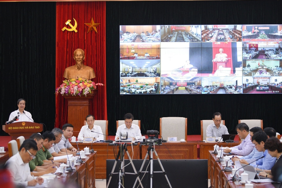 Sinh viên tài năng chỉ nhận 1 triệu đồng để giải đề thi hộ