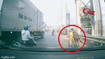Nam sinh suýt mất mạng vì vượt đúng điểm mù xe tải