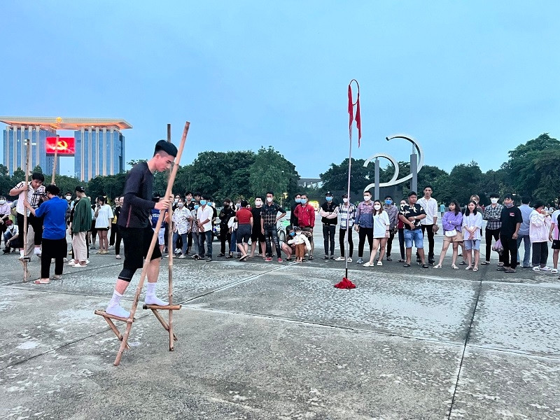 At the weekend, return to Binh Duong to participate in folk games and street music