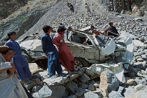 Passenger car plunged into a ravine in Pakistan, 22 people were killed