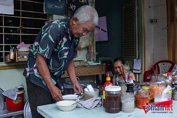 Đôi vợ chồng gần 20 năm bán cháo giá 1000 đồng
