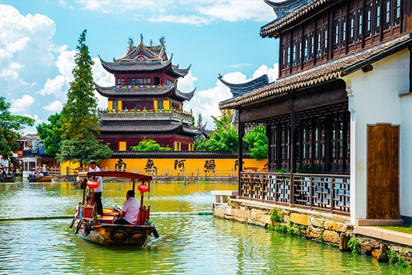 Các điểm du lịch ở đô thị lớn nhất Trung Quốc 'vắng như chùa bà Đanh'