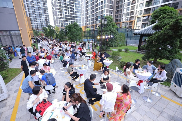 Hundreds of customers attend the ‘peaceful tea party’ at Vinhomes Ocean Park