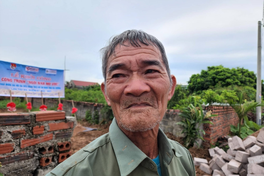 Bất ngờ nhận món quà cuối đời, cựu thanh niên xung phong bật khóc