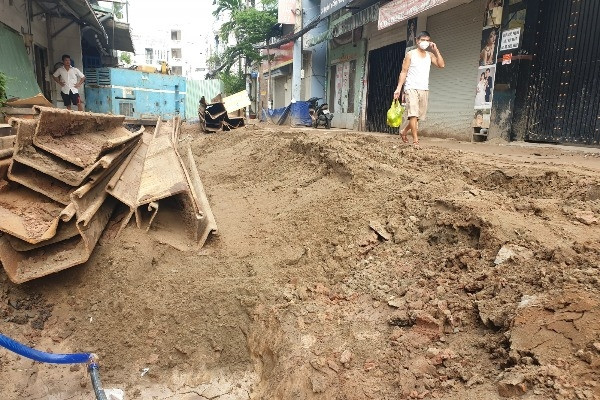 Hai năm làm chưa xong trăm mét đường, dân khốn đốn mưu sinh