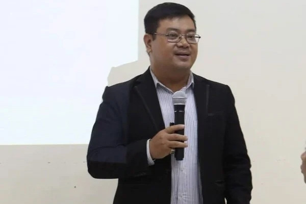 Chuyên gia chỉ 8 sai lầm cha mẹ hay làm trước mặt con