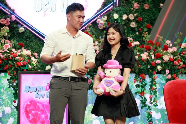 Nữ sinh gây sốt show hẹn hò vì xinh như búp bê