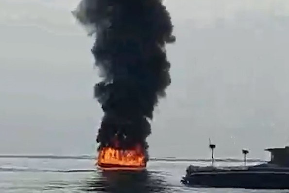 The speedboat carrying 100 liters of gasoline caught fire at sea