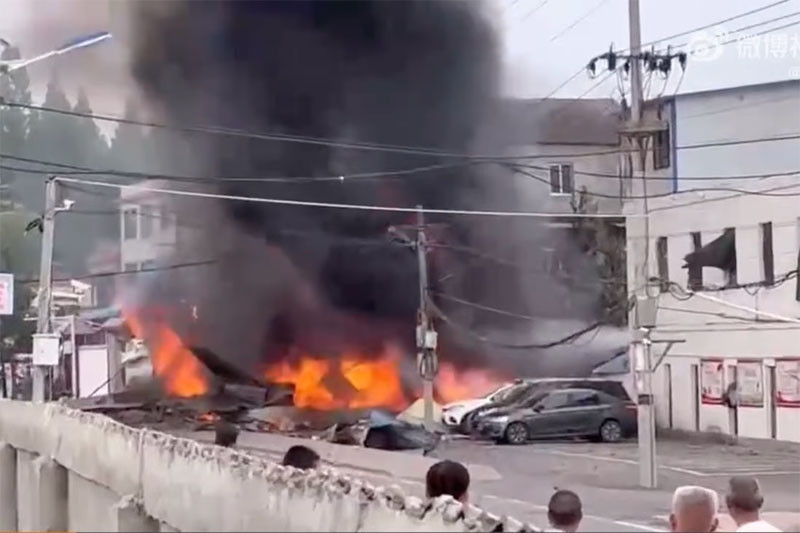 Chinese fighter jet crashes into residential area, 3 casualties