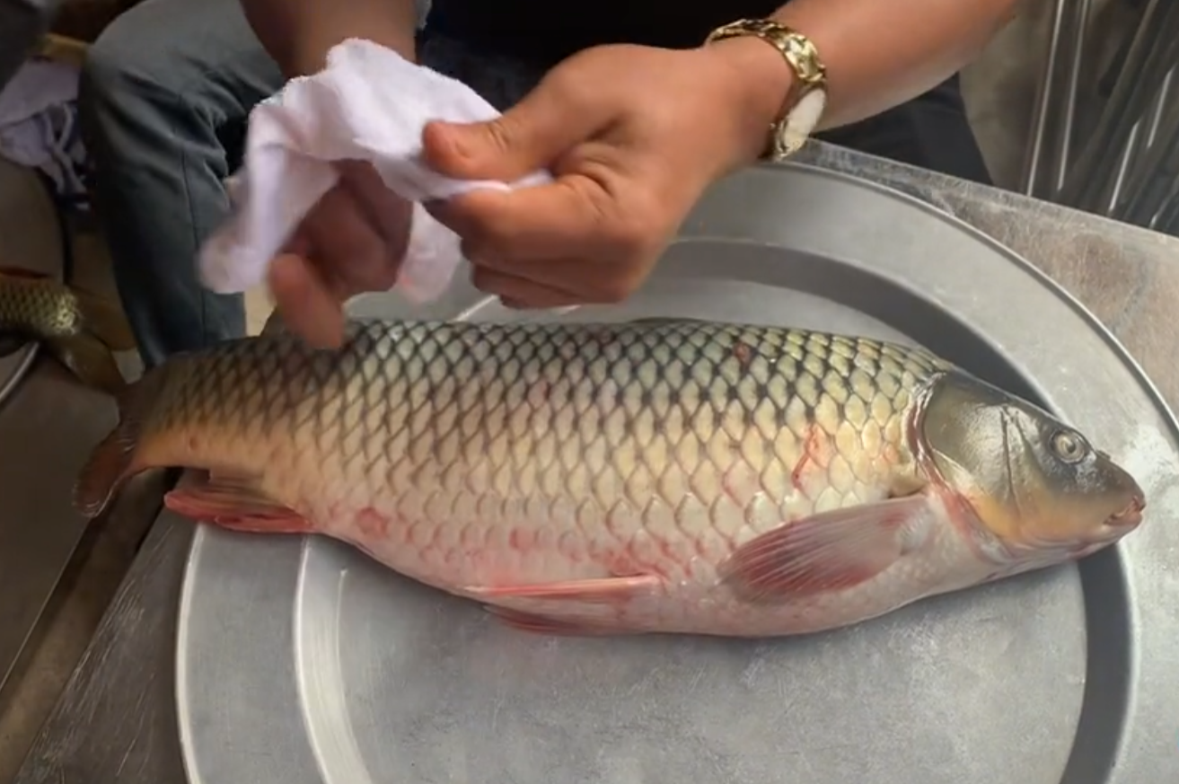 Món cá nằm võng tốn 5 lít dầu, chế biến 10 tiếng đồng hồ ở Thái Bình - 3