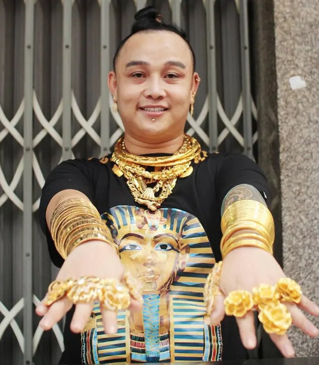 Người đàn ông Việt dát trăm lượng vàng trên người lên báo nước ngoài - 1