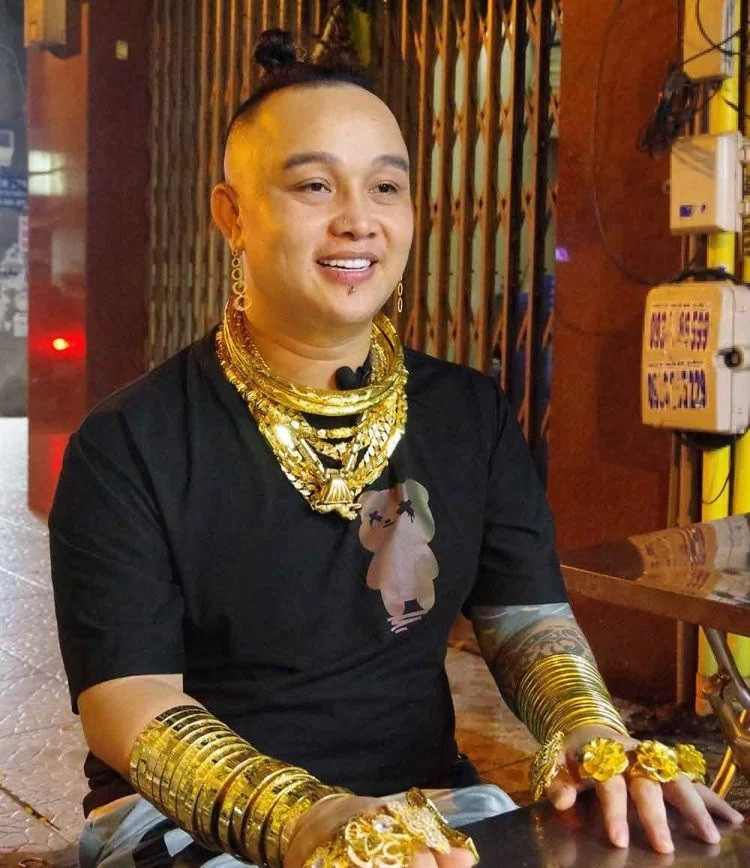 Người đàn ông Việt dát trăm lượng vàng trên người lên báo nước ngoài - 2