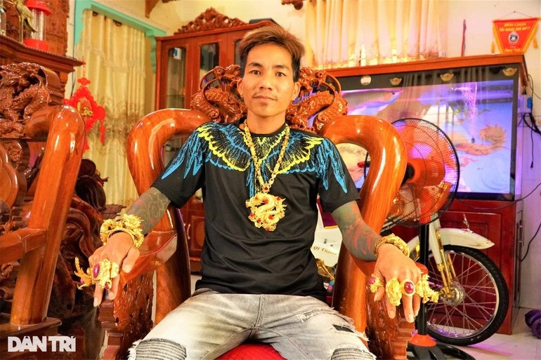 Người đàn ông Việt dát trăm lượng vàng trên người lên báo nước ngoài - 3