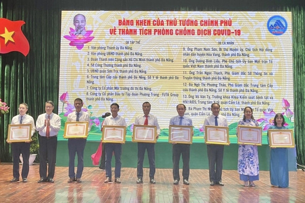 Tập đoàn Phương Trang nhận bằng khen của Thủ tướng