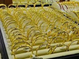 A shop owner reported the theft of a series of gold rings, necklaces, and bracelets