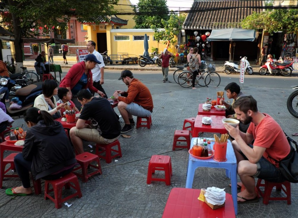 Hiểm họa khôn lường từ giấy ăn giá rẻ