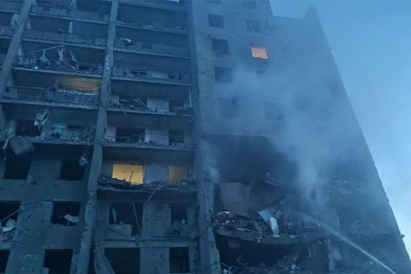 Ukraine cáo buộc Nga phóng tên lửa vào khu chung cư, 19 người thiệt mạng